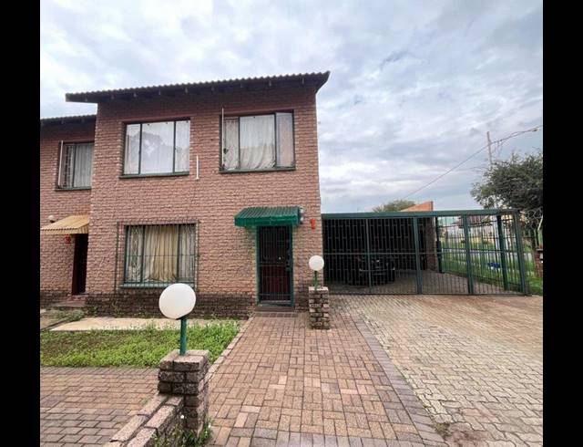 3 BEDROOM TOWNHOUSE FOR SALE IN TURFFONTEIN
